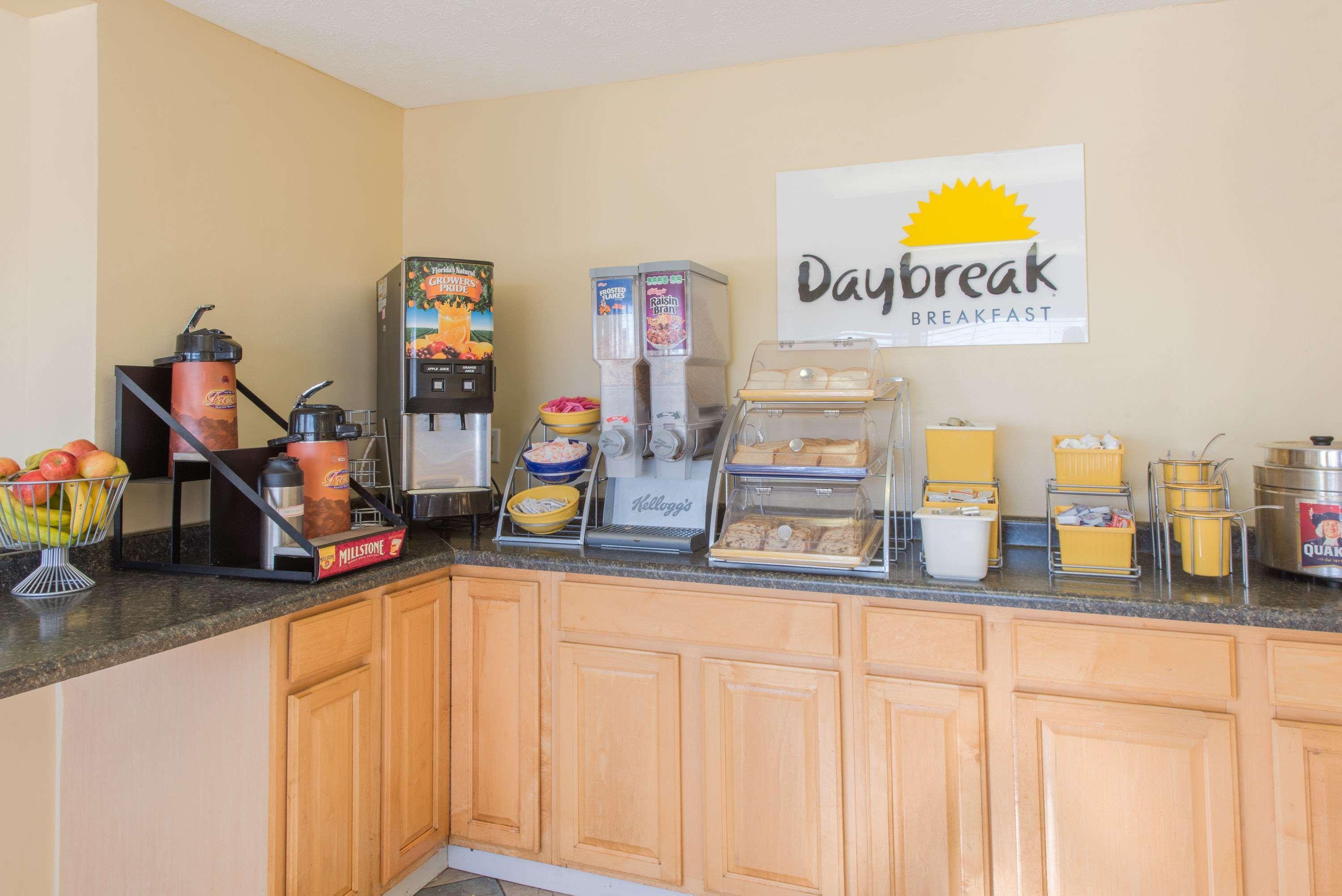 Days Inn & Suites By Wyndham Dayton North Ngoại thất bức ảnh