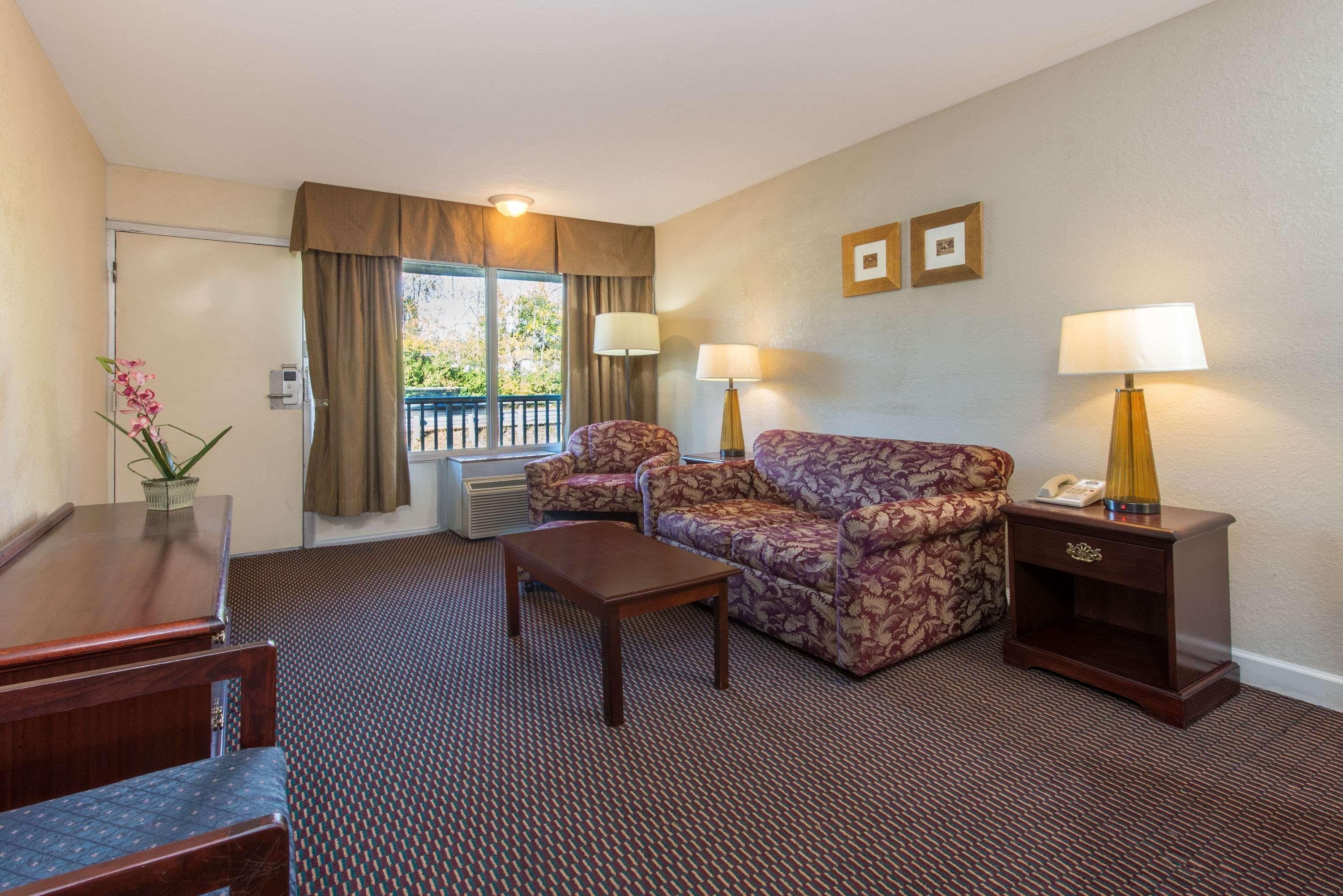 Days Inn & Suites By Wyndham Dayton North Ngoại thất bức ảnh