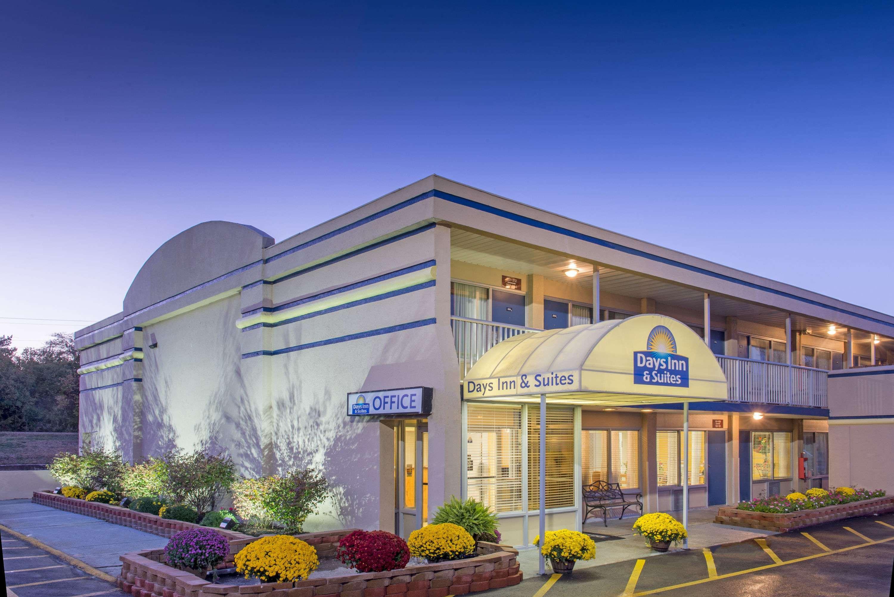 Days Inn & Suites By Wyndham Dayton North Ngoại thất bức ảnh