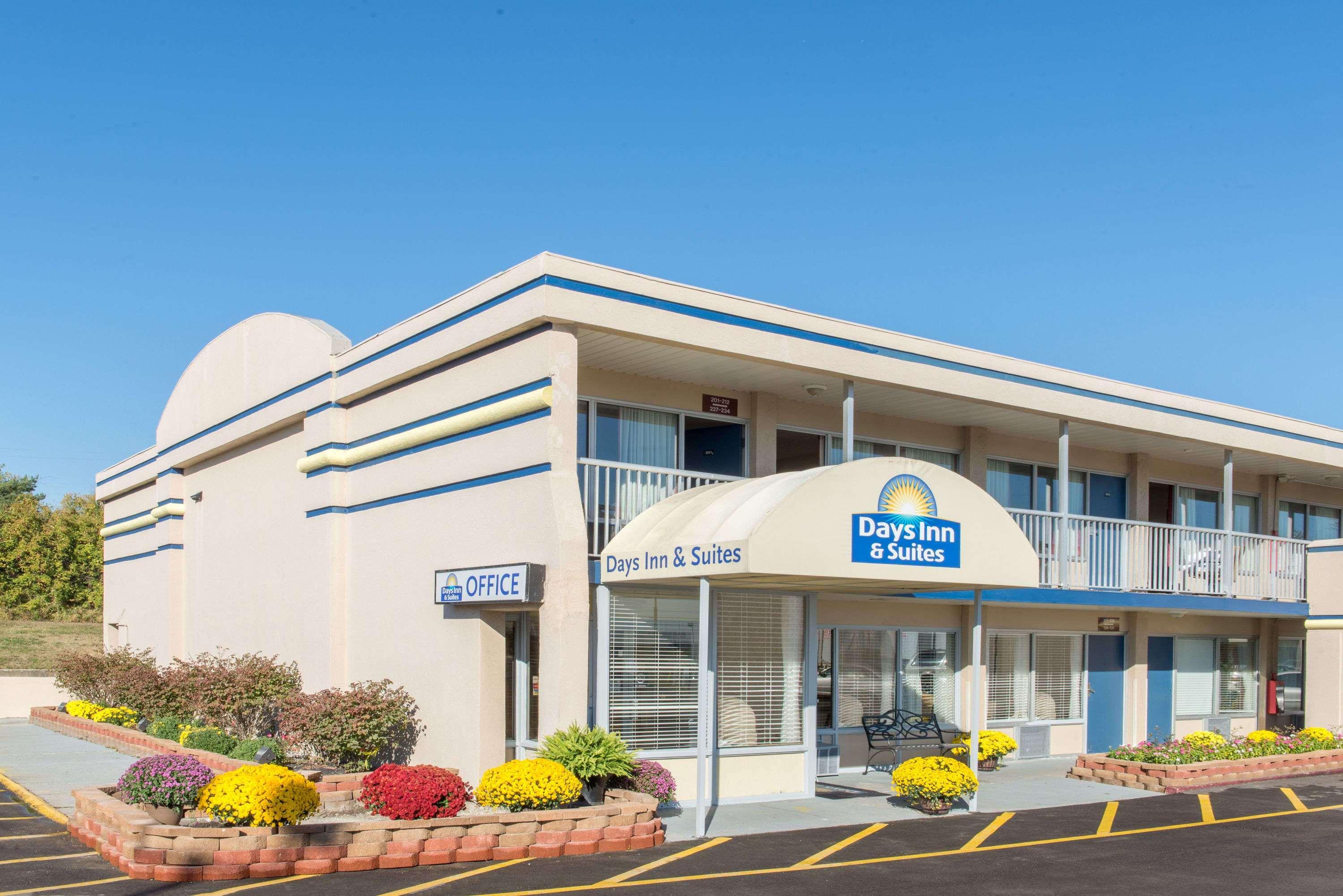 Days Inn & Suites By Wyndham Dayton North Ngoại thất bức ảnh